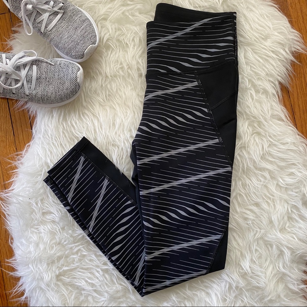 Athleta | Black Leggings — Patterned with Stash Pockets | Size Small